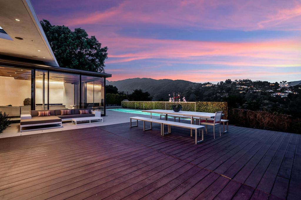 The Home in Pacific Palisades is a masterpiece crafted by renowned architect Stephen Kanner takes full advantage of the breathtaking panoramas now available for sale. This home located at 266 Quadro Vecchio Dr, Pacific Palisades, California
