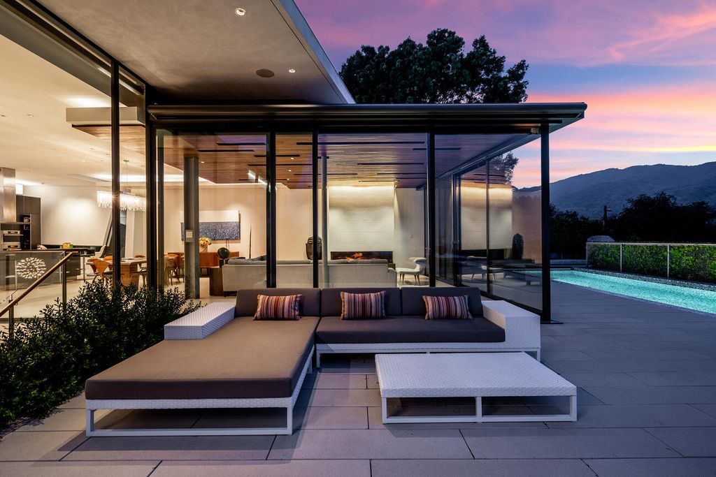 The Home in Pacific Palisades is a masterpiece crafted by renowned architect Stephen Kanner takes full advantage of the breathtaking panoramas now available for sale. This home located at 266 Quadro Vecchio Dr, Pacific Palisades, California