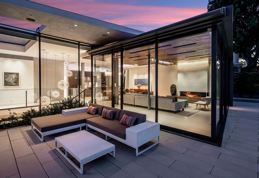 The Home in Pacific Palisades is a masterpiece crafted by renowned architect Stephen Kanner takes full advantage of the breathtaking panoramas now available for sale. This home located at 266 Quadro Vecchio Dr, Pacific Palisades, California