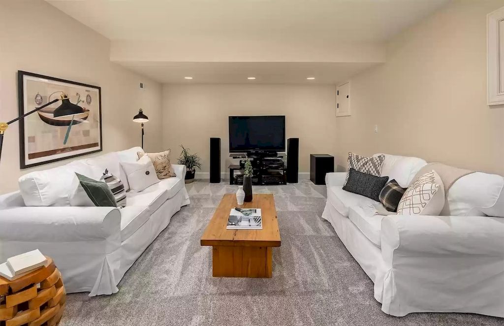 The Estate in Washington is a luxurious home with state of the art appliances and located on a very private setting and now available for sale. This home located at 6523 NE Windermere Rd, Seattle, Washington; offering 05 bedrooms and 06 bathrooms with 6,590 square feet of living spaces.
