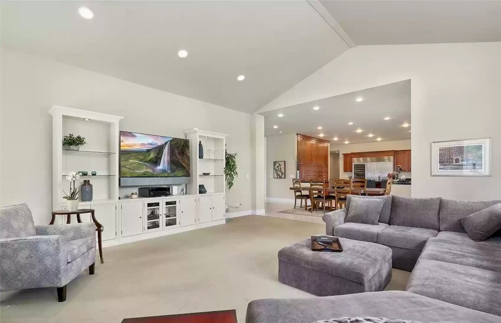 The Estate in Washington is a luxurious home located in a coveted luxury gated community now available for sale. This home located at 7120 259th Place NE, Redmond, Washington; offering 04 bedrooms and 03 bathrooms with 4,640 square feet of living spaces.