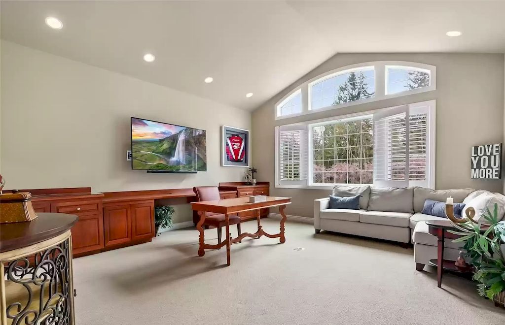 The Estate in Washington is a luxurious home located in a coveted luxury gated community now available for sale. This home located at 7120 259th Place NE, Redmond, Washington; offering 04 bedrooms and 03 bathrooms with 4,640 square feet of living spaces.