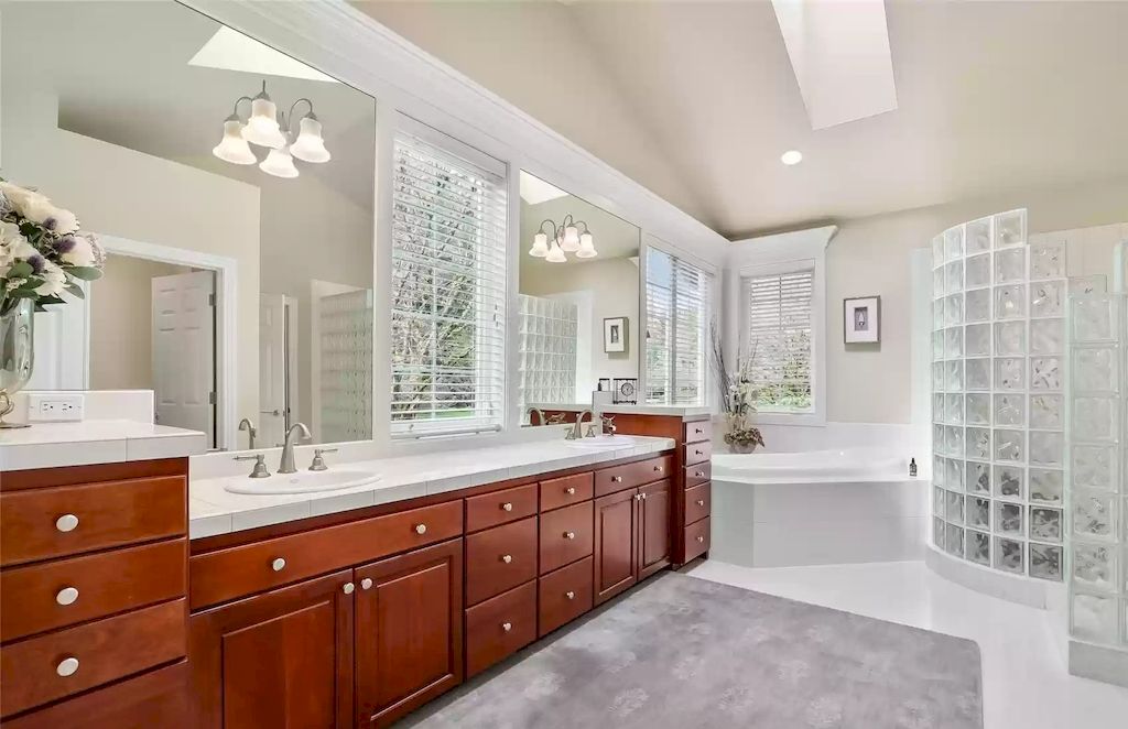 The Estate in Washington is a luxurious home located in a coveted luxury gated community now available for sale. This home located at 7120 259th Place NE, Redmond, Washington; offering 04 bedrooms and 03 bathrooms with 4,640 square feet of living spaces.