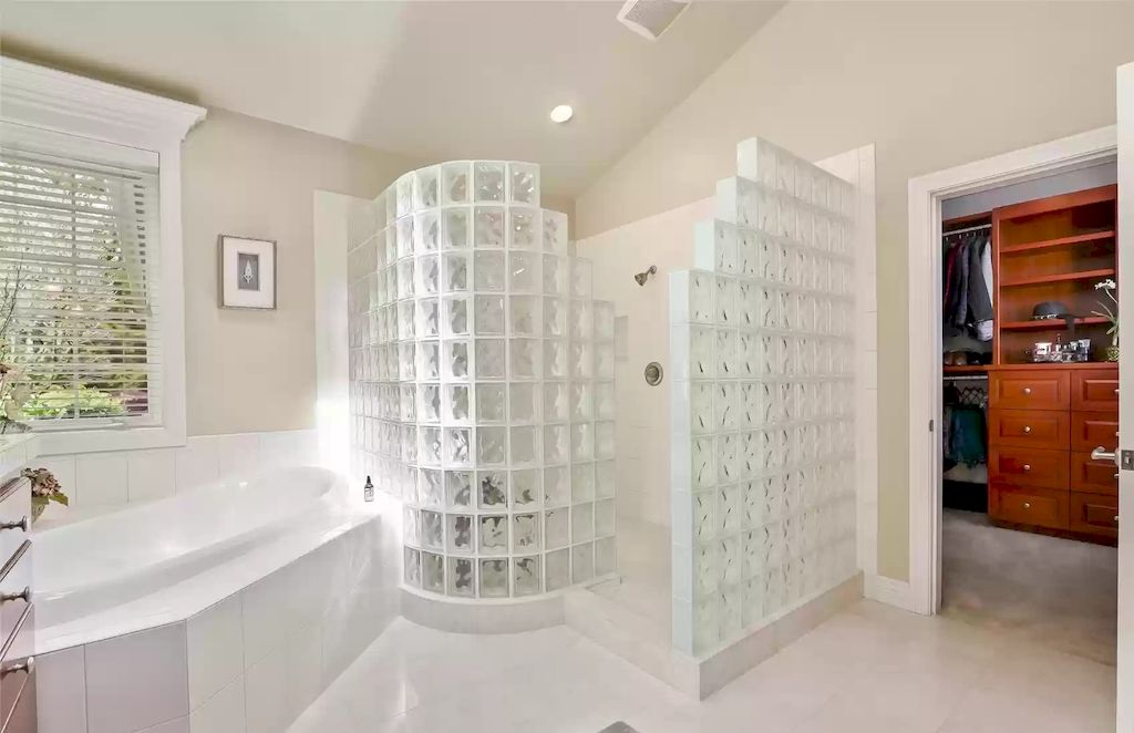 The Estate in Washington is a luxurious home located in a coveted luxury gated community now available for sale. This home located at 7120 259th Place NE, Redmond, Washington; offering 04 bedrooms and 03 bathrooms with 4,640 square feet of living spaces.