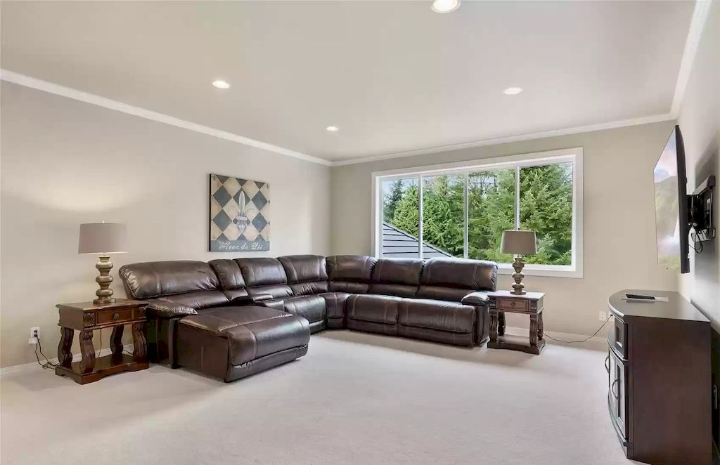 The Estate in Washington is a luxurious home located in a coveted luxury gated community now available for sale. This home located at 7120 259th Place NE, Redmond, Washington; offering 04 bedrooms and 03 bathrooms with 4,640 square feet of living spaces.