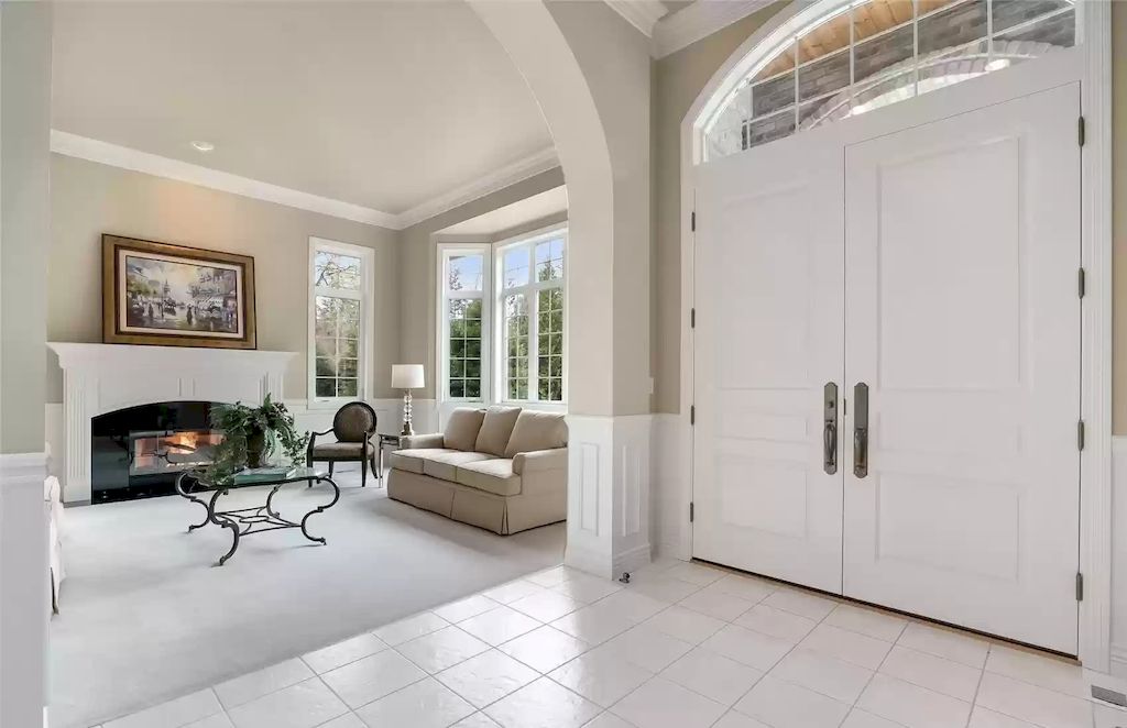 The Estate in Washington is a luxurious home located in a coveted luxury gated community now available for sale. This home located at 7120 259th Place NE, Redmond, Washington; offering 04 bedrooms and 03 bathrooms with 4,640 square feet of living spaces.