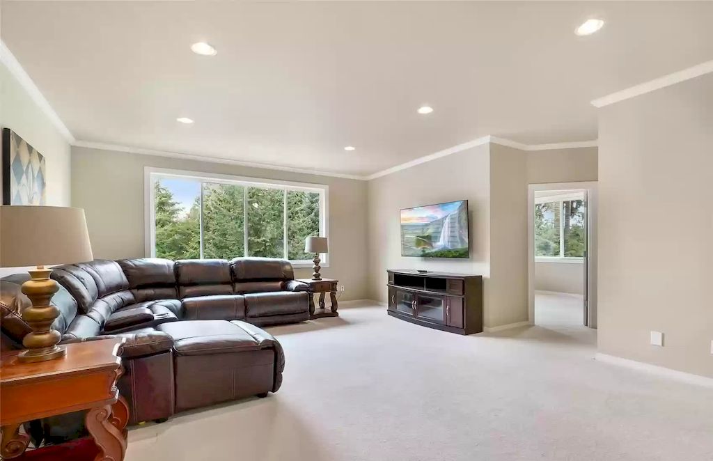 The Estate in Washington is a luxurious home located in a coveted luxury gated community now available for sale. This home located at 7120 259th Place NE, Redmond, Washington; offering 04 bedrooms and 03 bathrooms with 4,640 square feet of living spaces.