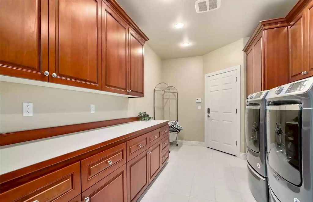 The Estate in Washington is a luxurious home located in a coveted luxury gated community now available for sale. This home located at 7120 259th Place NE, Redmond, Washington; offering 04 bedrooms and 03 bathrooms with 4,640 square feet of living spaces.