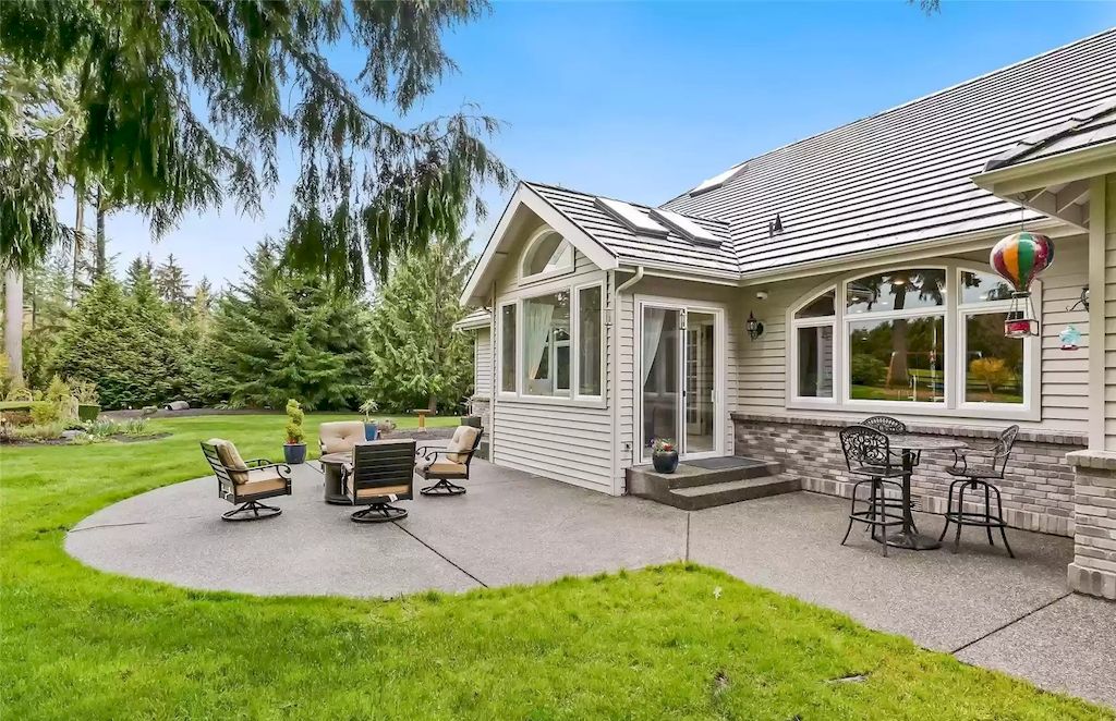 The Estate in Washington is a luxurious home located in a coveted luxury gated community now available for sale. This home located at 7120 259th Place NE, Redmond, Washington; offering 04 bedrooms and 03 bathrooms with 4,640 square feet of living spaces.