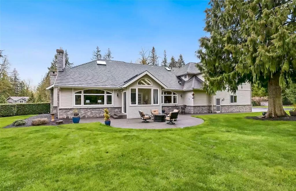 The Estate in Washington is a luxurious home located in a coveted luxury gated community now available for sale. This home located at 7120 259th Place NE, Redmond, Washington; offering 04 bedrooms and 03 bathrooms with 4,640 square feet of living spaces.