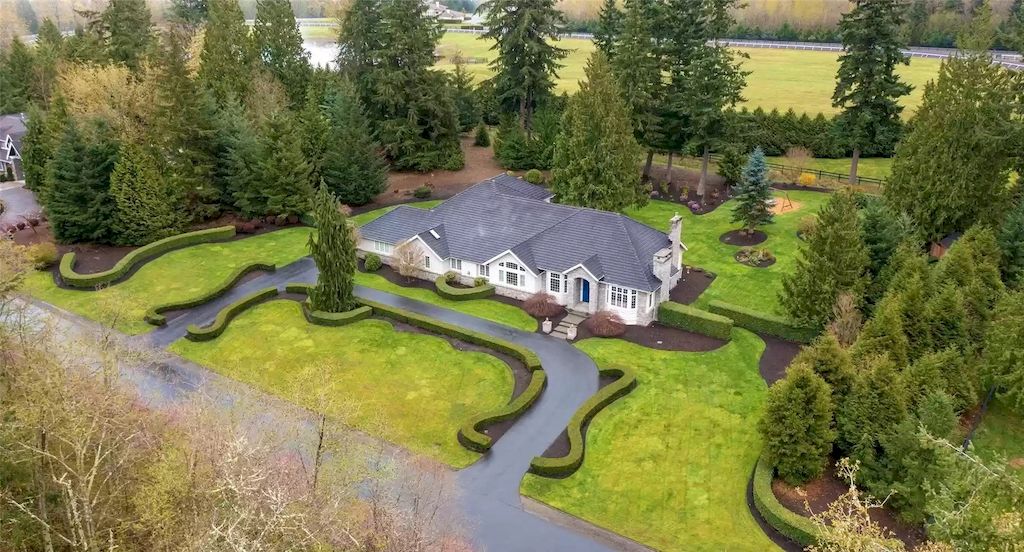 The Estate in Washington is a luxurious home located in a coveted luxury gated community now available for sale. This home located at 7120 259th Place NE, Redmond, Washington; offering 04 bedrooms and 03 bathrooms with 4,640 square feet of living spaces.