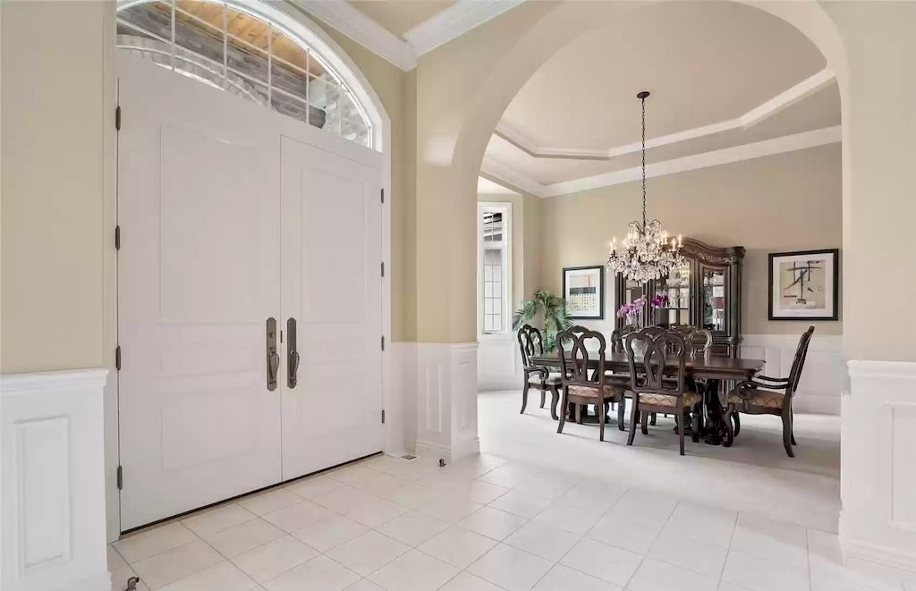 The Estate in Washington is a luxurious home located in a coveted luxury gated community now available for sale. This home located at 7120 259th Place NE, Redmond, Washington; offering 04 bedrooms and 03 bathrooms with 4,640 square feet of living spaces.