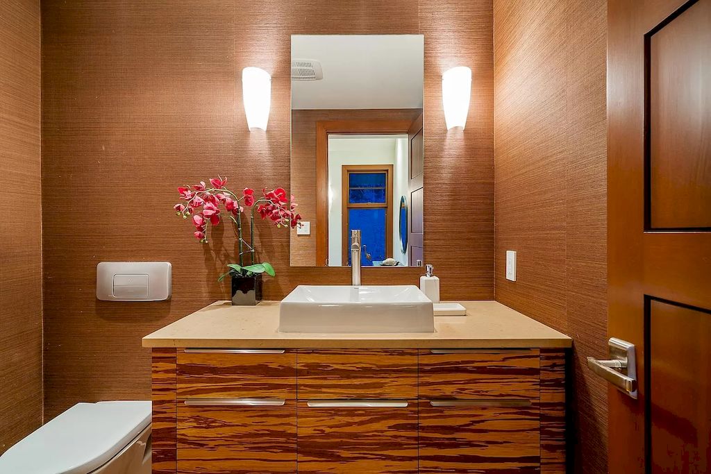 The Residence in West Vancouver is a rare example of high performance construction with an impeccable choice of quality materials, now available for sale. This home located at 4367 Erwin Dr, West Vancouver, BC V7V 1H7, Canada