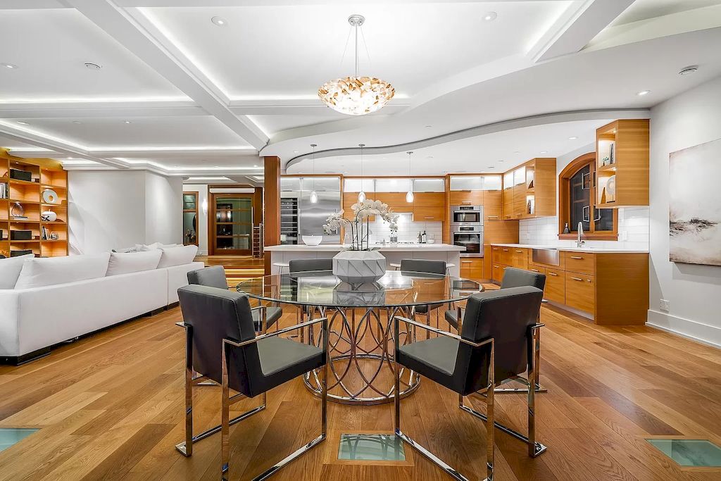 The Residence in West Vancouver is a rare example of high performance construction with an impeccable choice of quality materials, now available for sale. This home located at 4367 Erwin Dr, West Vancouver, BC V7V 1H7, Canada