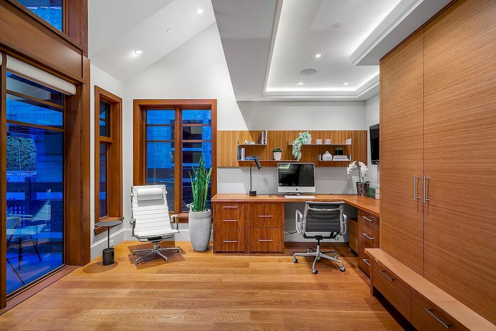The Residence in West Vancouver is a rare example of high performance construction with an impeccable choice of quality materials, now available for sale. This home located at 4367 Erwin Dr, West Vancouver, BC V7V 1H7, Canada