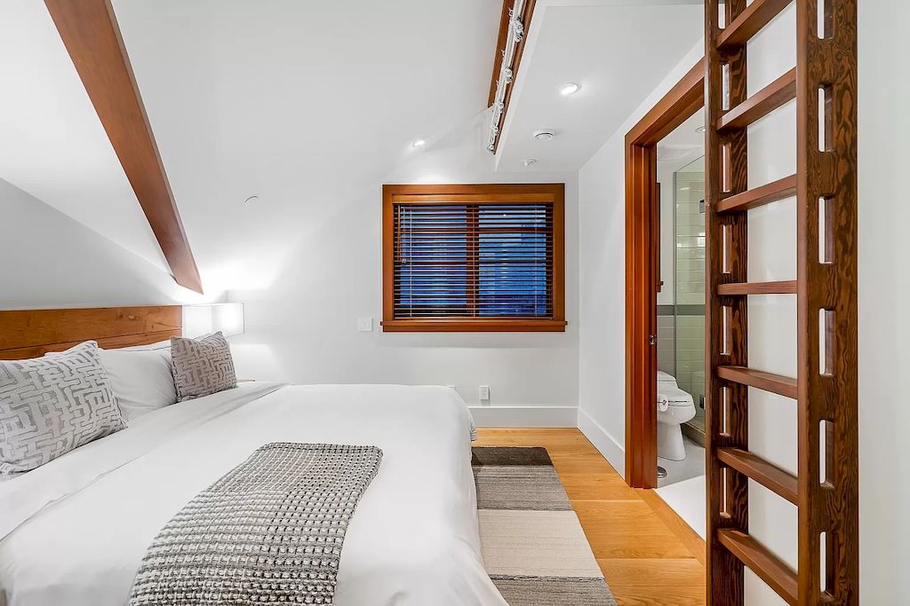 The Residence in West Vancouver is a rare example of high performance construction with an impeccable choice of quality materials, now available for sale. This home located at 4367 Erwin Dr, West Vancouver, BC V7V 1H7, Canada