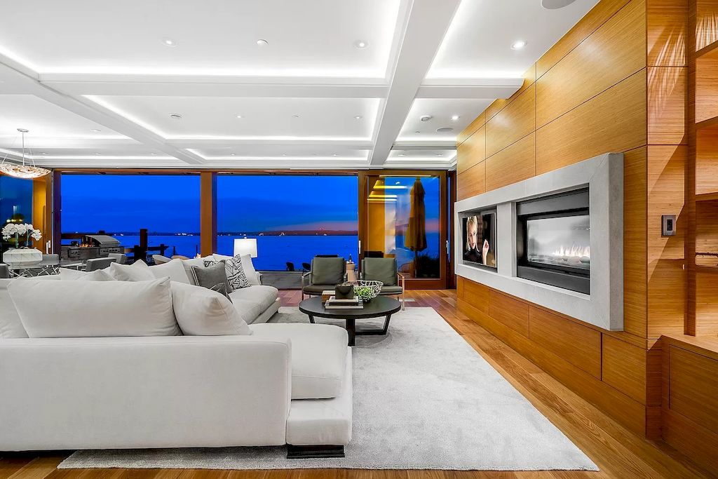 The Residence in West Vancouver is a rare example of high performance construction with an impeccable choice of quality materials, now available for sale. This home located at 4367 Erwin Dr, West Vancouver, BC V7V 1H7, Canada