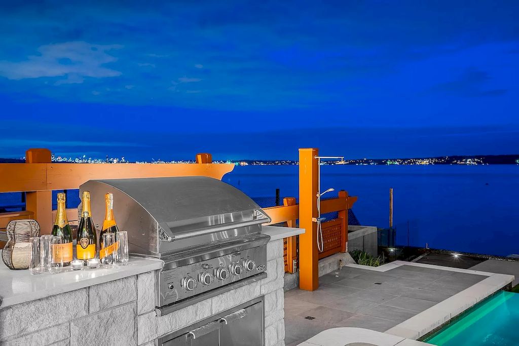 The Residence in West Vancouver is a rare example of high performance construction with an impeccable choice of quality materials, now available for sale. This home located at 4367 Erwin Dr, West Vancouver, BC V7V 1H7, Canada