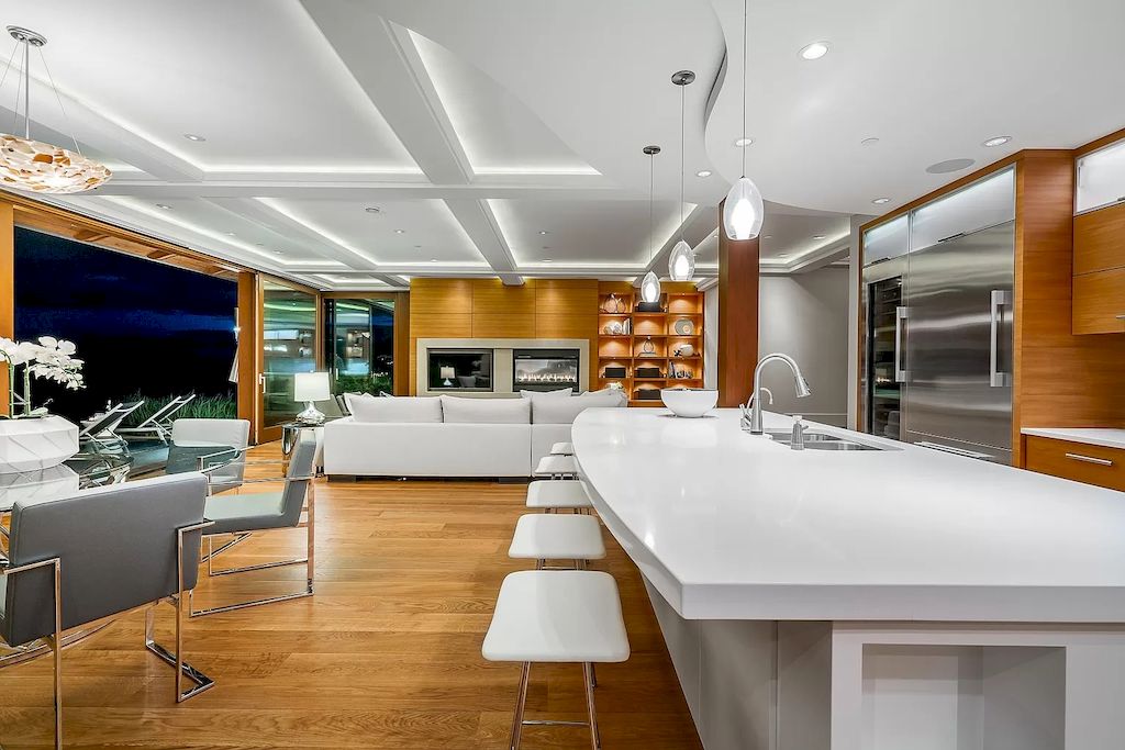 The Residence in West Vancouver is a rare example of high performance construction with an impeccable choice of quality materials, now available for sale. This home located at 4367 Erwin Dr, West Vancouver, BC V7V 1H7, Canada