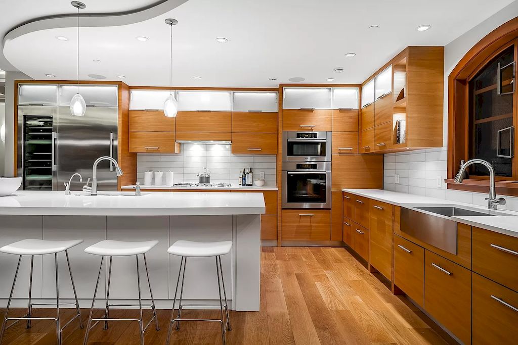 The Residence in West Vancouver is a rare example of high performance construction with an impeccable choice of quality materials, now available for sale. This home located at 4367 Erwin Dr, West Vancouver, BC V7V 1H7, Canada