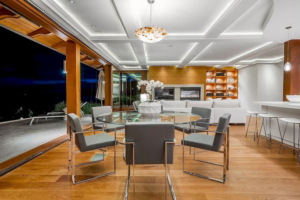 The Residence in West Vancouver is a rare example of high performance construction with an impeccable choice of quality materials, now available for sale. This home located at 4367 Erwin Dr, West Vancouver, BC V7V 1H7, Canada