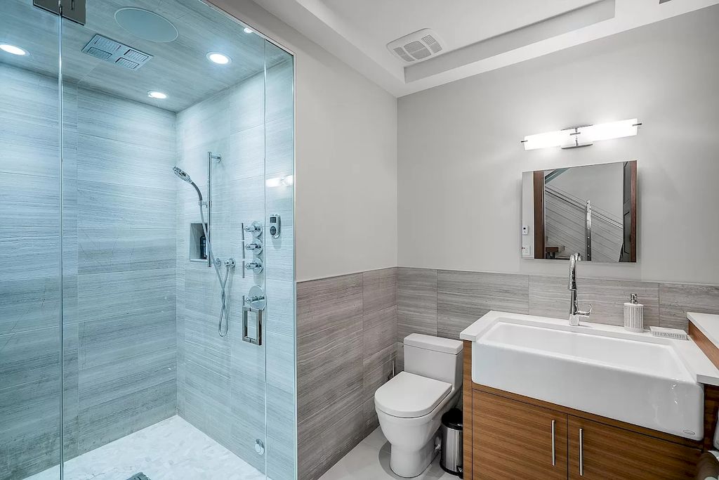 The Residence in West Vancouver is a rare example of high performance construction with an impeccable choice of quality materials, now available for sale. This home located at 4367 Erwin Dr, West Vancouver, BC V7V 1H7, Canada