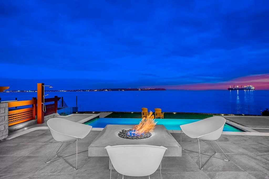The Residence in West Vancouver is a rare example of high performance construction with an impeccable choice of quality materials, now available for sale. This home located at 4367 Erwin Dr, West Vancouver, BC V7V 1H7, Canada