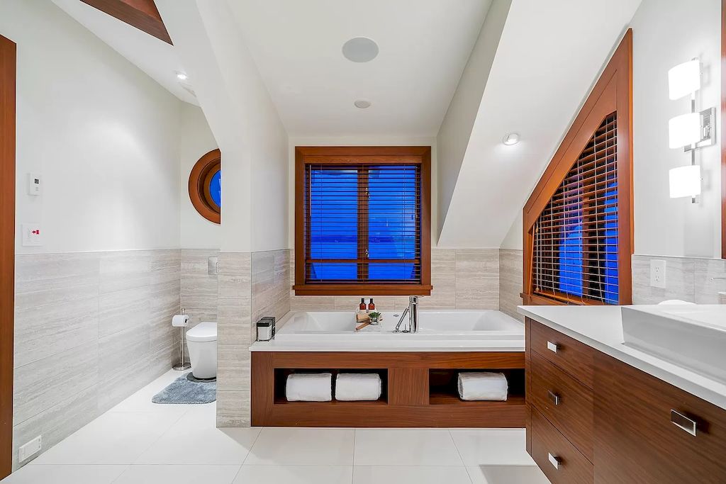 The Residence in West Vancouver is a rare example of high performance construction with an impeccable choice of quality materials, now available for sale. This home located at 4367 Erwin Dr, West Vancouver, BC V7V 1H7, Canada