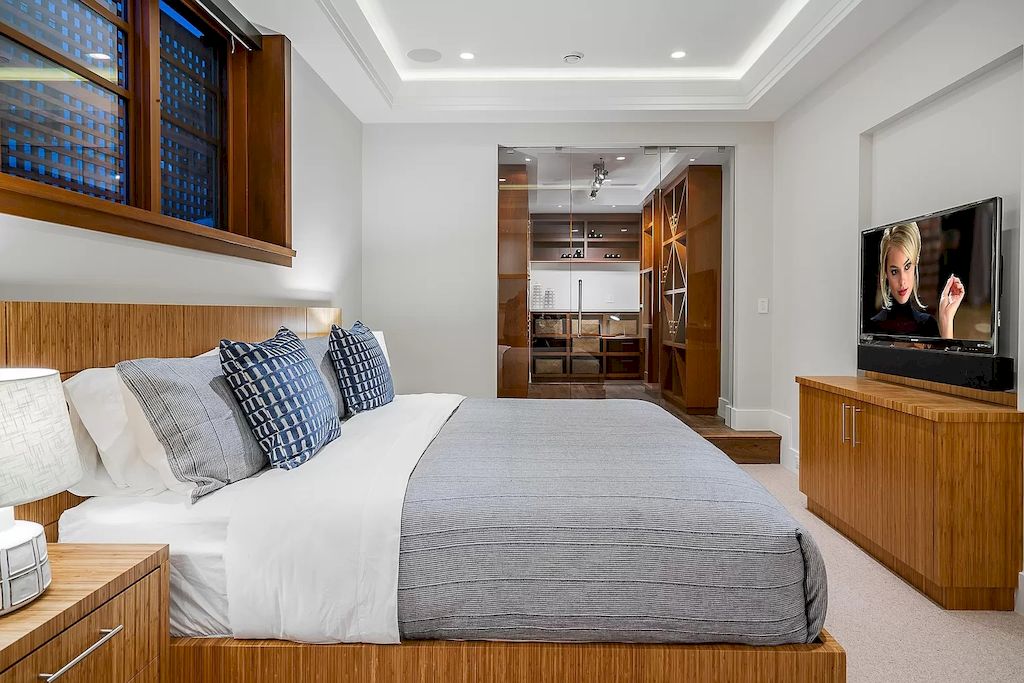 The Residence in West Vancouver is a rare example of high performance construction with an impeccable choice of quality materials, now available for sale. This home located at 4367 Erwin Dr, West Vancouver, BC V7V 1H7, Canada