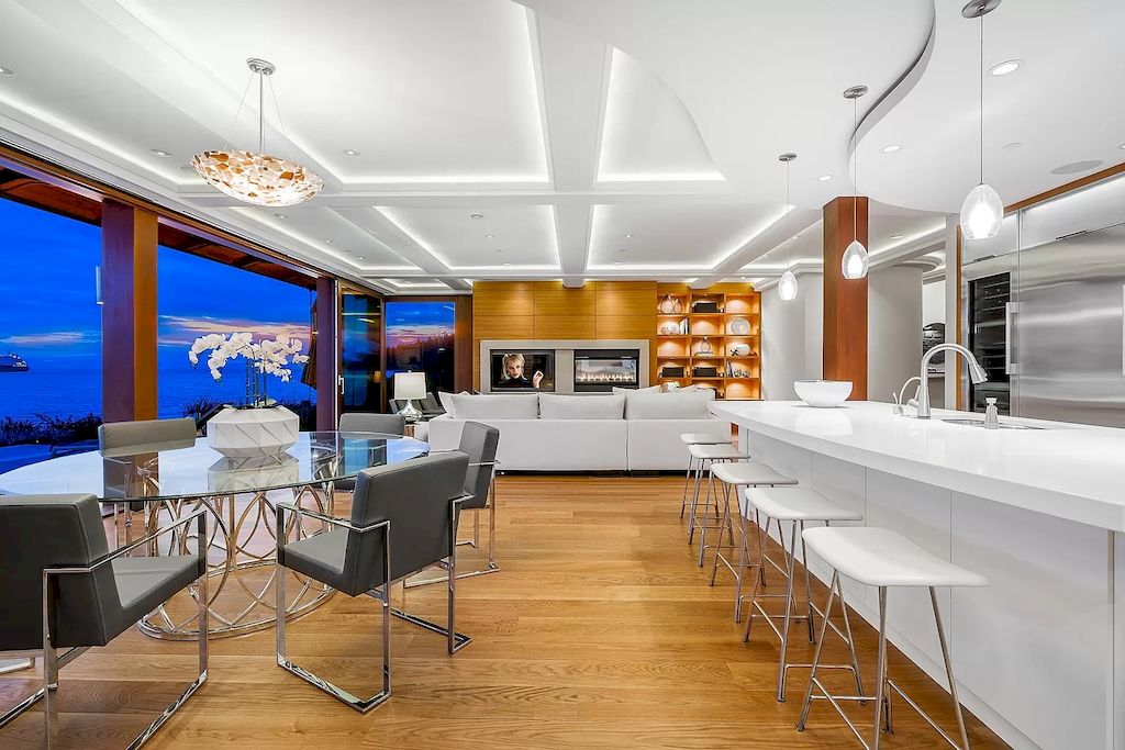 The Residence in West Vancouver is a rare example of high performance construction with an impeccable choice of quality materials, now available for sale. This home located at 4367 Erwin Dr, West Vancouver, BC V7V 1H7, Canada