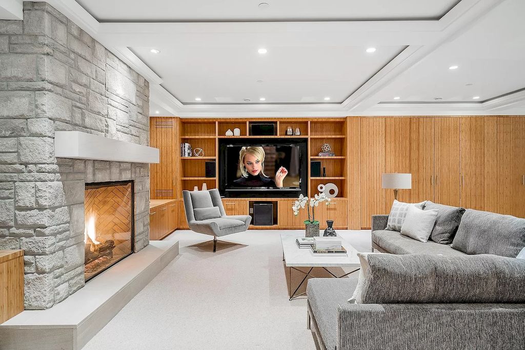 The Residence in West Vancouver is a rare example of high performance construction with an impeccable choice of quality materials, now available for sale. This home located at 4367 Erwin Dr, West Vancouver, BC V7V 1H7, Canada
