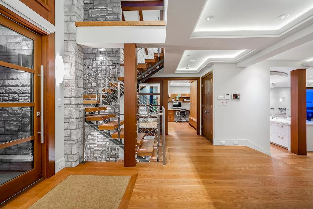 The Residence in West Vancouver is a rare example of high performance construction with an impeccable choice of quality materials, now available for sale. This home located at 4367 Erwin Dr, West Vancouver, BC V7V 1H7, Canada