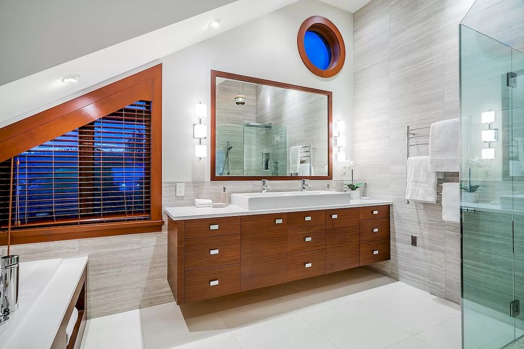 The Residence in West Vancouver is a rare example of high performance construction with an impeccable choice of quality materials, now available for sale. This home located at 4367 Erwin Dr, West Vancouver, BC V7V 1H7, Canada