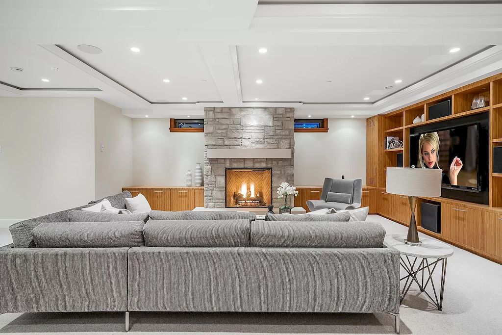 The Residence in West Vancouver is a rare example of high performance construction with an impeccable choice of quality materials, now available for sale. This home located at 4367 Erwin Dr, West Vancouver, BC V7V 1H7, Canada