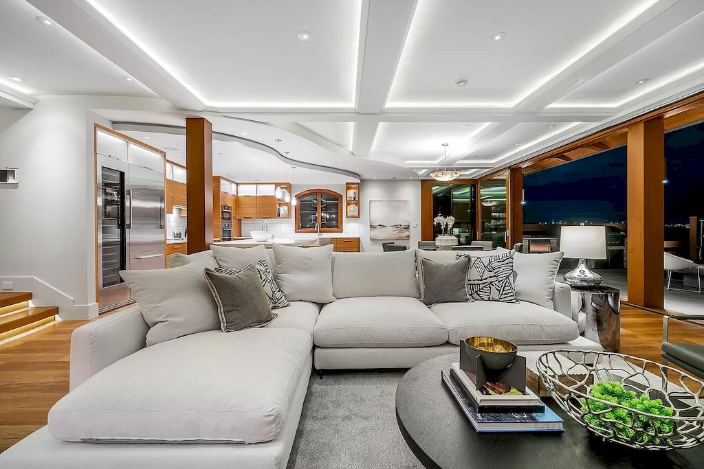 The Residence in West Vancouver is a rare example of high performance construction with an impeccable choice of quality materials, now available for sale. This home located at 4367 Erwin Dr, West Vancouver, BC V7V 1H7, Canada