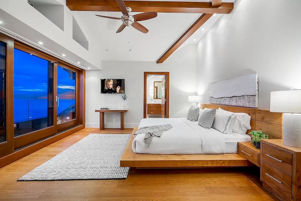 The Residence in West Vancouver is a rare example of high performance construction with an impeccable choice of quality materials, now available for sale. This home located at 4367 Erwin Dr, West Vancouver, BC V7V 1H7, Canada