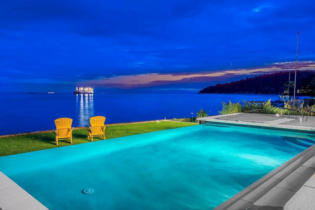 The Residence in West Vancouver is a rare example of high performance construction with an impeccable choice of quality materials, now available for sale. This home located at 4367 Erwin Dr, West Vancouver, BC V7V 1H7, Canada