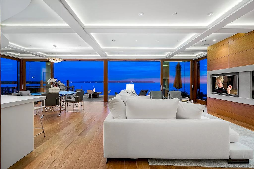 The Residence in West Vancouver is a rare example of high performance construction with an impeccable choice of quality materials, now available for sale. This home located at 4367 Erwin Dr, West Vancouver, BC V7V 1H7, Canada
