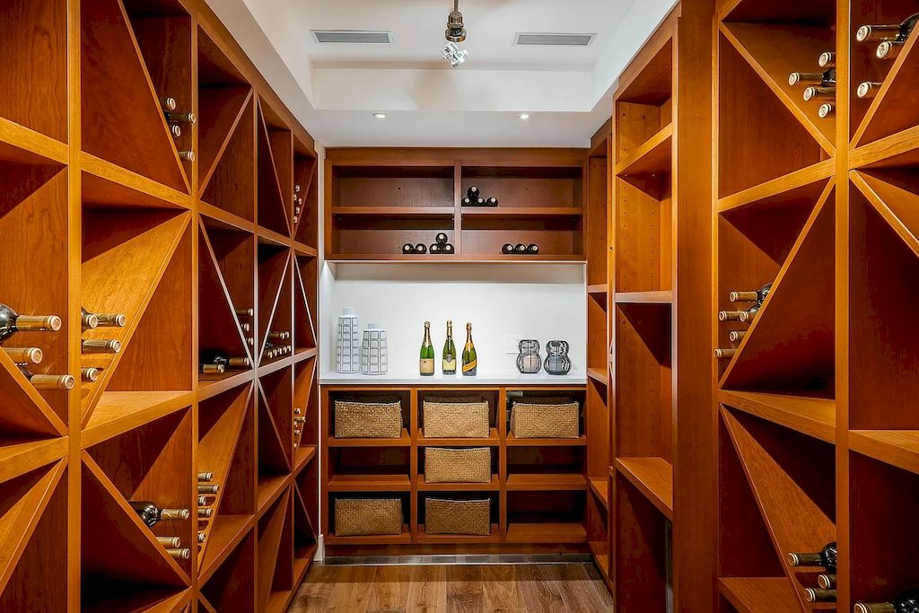 The Residence in West Vancouver is a rare example of high performance construction with an impeccable choice of quality materials, now available for sale. This home located at 4367 Erwin Dr, West Vancouver, BC V7V 1H7, Canada