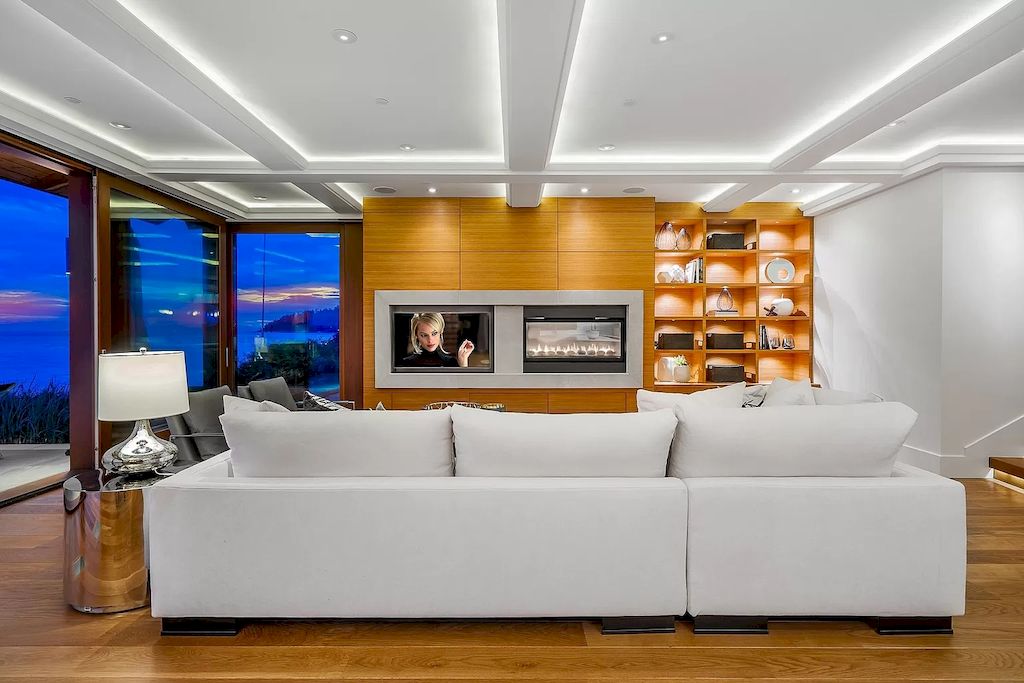 The Residence in West Vancouver is a rare example of high performance construction with an impeccable choice of quality materials, now available for sale. This home located at 4367 Erwin Dr, West Vancouver, BC V7V 1H7, Canada
