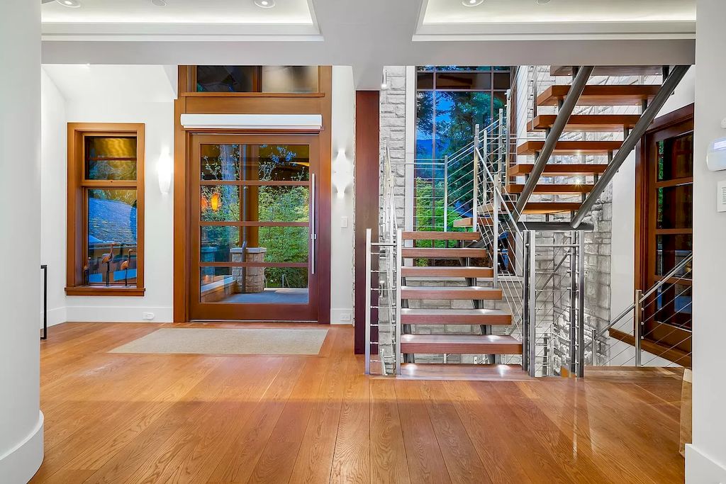 The Residence in West Vancouver is a rare example of high performance construction with an impeccable choice of quality materials, now available for sale. This home located at 4367 Erwin Dr, West Vancouver, BC V7V 1H7, Canada