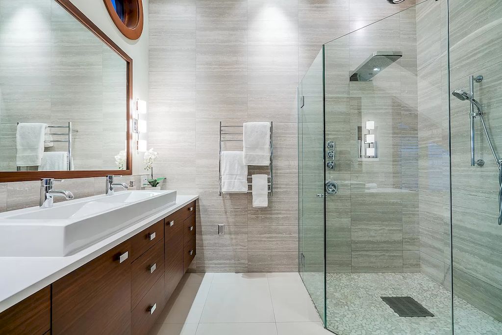 The Residence in West Vancouver is a rare example of high performance construction with an impeccable choice of quality materials, now available for sale. This home located at 4367 Erwin Dr, West Vancouver, BC V7V 1H7, Canada