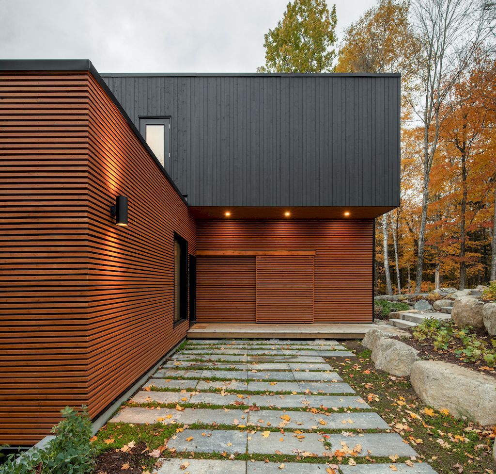 Prefabricated Country Home in Canada by Figurr Architects Colective