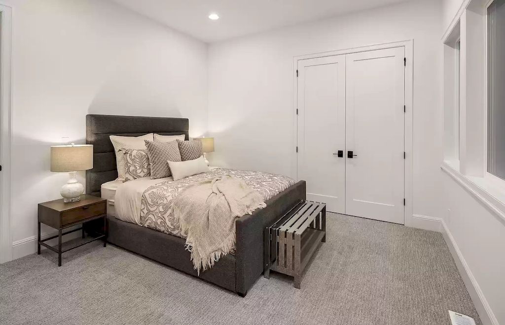 The Estate in Washington is a luxurious home located on a private and spacious lot now available for sale. This home located at 9046 SE 61st St, Mercer Island, Washington; offering 05 bedrooms and 05 bathrooms with 3,826 square feet of living spaces. 