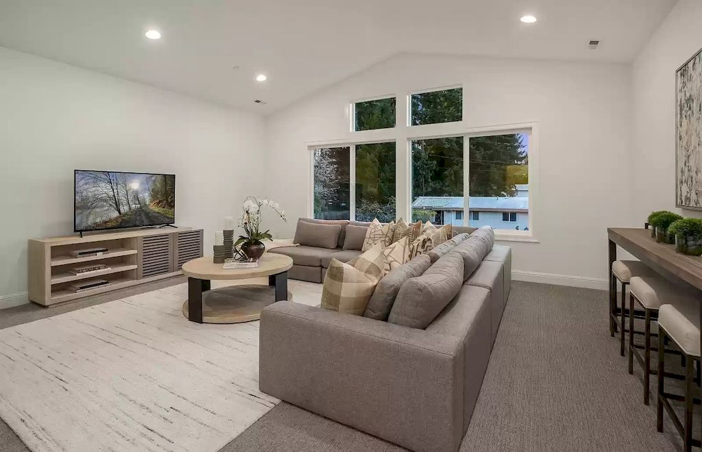 The Estate in Washington is a luxurious home located on a private and spacious lot now available for sale. This home located at 9046 SE 61st St, Mercer Island, Washington; offering 05 bedrooms and 05 bathrooms with 3,826 square feet of living spaces. 