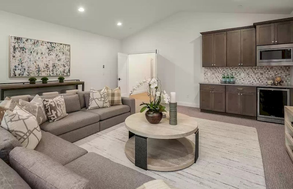 The Estate in Washington is a luxurious home located on a private and spacious lot now available for sale. This home located at 9046 SE 61st St, Mercer Island, Washington; offering 05 bedrooms and 05 bathrooms with 3,826 square feet of living spaces. 