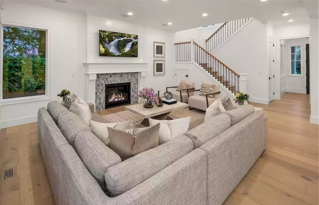 The Estate in Washington is a luxurious home located on a private and spacious lot now available for sale. This home located at 9046 SE 61st St, Mercer Island, Washington; offering 05 bedrooms and 05 bathrooms with 3,826 square feet of living spaces. 
