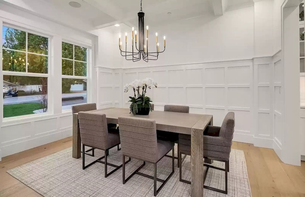 The Estate in Washington is a luxurious home located on a private and spacious lot now available for sale. This home located at 9046 SE 61st St, Mercer Island, Washington; offering 05 bedrooms and 05 bathrooms with 3,826 square feet of living spaces. 