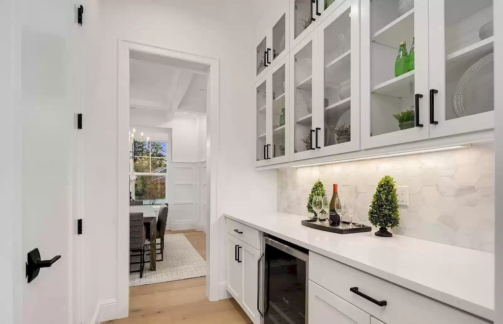 The Estate in Washington is a luxurious home located on a private and spacious lot now available for sale. This home located at 9046 SE 61st St, Mercer Island, Washington; offering 05 bedrooms and 05 bathrooms with 3,826 square feet of living spaces. 