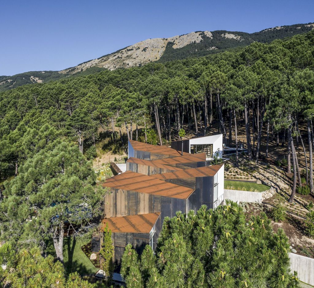 Szoke House, harmony with landscape by Aranguren Gallegos Arquitectos